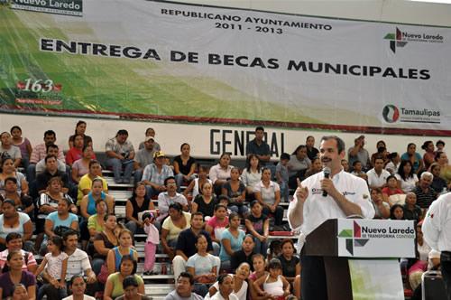 Alumnos del poniente reciben becas
